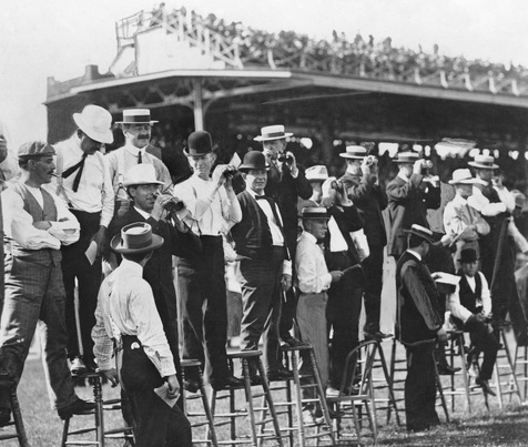 Penonton untuk mendapatkan tampilan balapan yang lebih baik di Gravesend Race Track di Coney Island pada tahun 1906